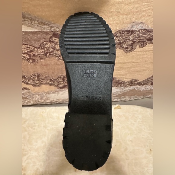 Cute black block heel boot made by the FLEXX - Picture 2 of 5